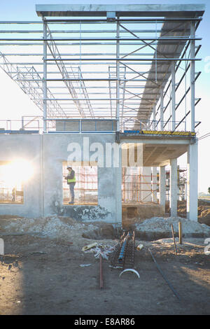 Site manager contrôle de châssis de fenêtre on construction site Banque D'Images