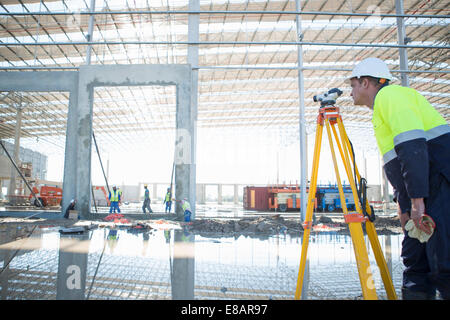 L'utilisation de trépied et niveau Expert on construction site Banque D'Images