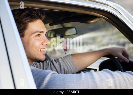 Jeune homme à la fenêtre de voiture, Cape Town, Western Cape, Afrique du Sud Banque D'Images