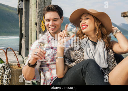 Jeune couple de boire du vin à l'ancienne jetée, Cape Town, Western Cape, Afrique du Sud Banque D'Images