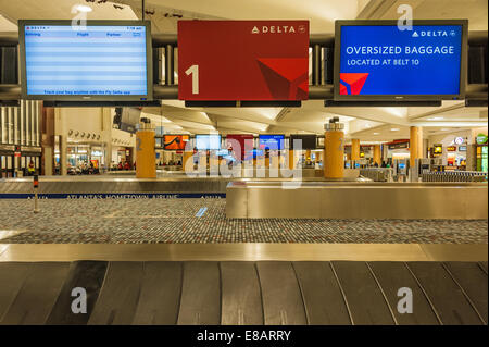 Tôt le matin, vue sur la récupération des bagages à Atlanta, l'aéroport le plus achalandé au monde et le siège de Delta Airlines. Banque D'Images