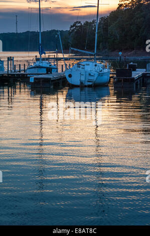 Les couleurs du coucher du soleil refléter sur le magnifique lac Hartwell à Portman Marina à Anderson, Caroline du Sud, USA. Banque D'Images