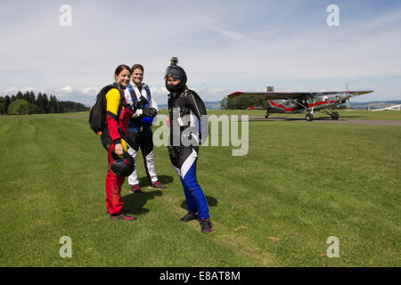 Portrait de l'équipe de parachutisme se préparent à voler, Buttwil, Luzern, Suisse Banque D'Images