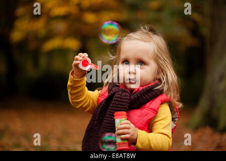 Young Girl Playing with bubble wand Banque D'Images