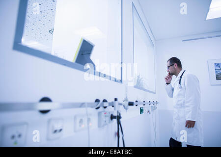 Grâce à l'observation du médecin à l'hôpital de la fenêtre de la salle de traitement Banque D'Images