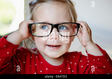 Jeune fille portant des lunettes Banque D'Images