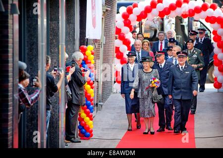 Amsterdam, Pays-Bas. 3e oct, 2014. La princesse Beatrix des Pays-Bas ouvre la Majoor Bosshardt Burgh à Amsterdam, Pays-Bas, 3 octobre 2014. Le bourg est un nouveau refuge de l'Armée du Salut (Leger des Heils) pour les sans-abri. L'Majoor Bosshardtburgh est situé sur l'Oude Armsteeg et est est à côté de l'ancienne maison où Majoor Bosshardt son travail commencé en 1951, à l'Wallen. Au nouveau burgh toutes les 36 personnes obtenir une chambre privée, entièrement axés sur les soins de la mauvaise santé physique des résidents. Photo : Patrick van Katwijk AUCUN SERVICE DE FIL/dpa/Alamy Live News Banque D'Images