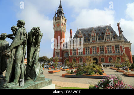 Les Bourgeois de Calais et l'hôtel de ville (Mairie) en boulevard Jacquard, Calais, Pas de Calais, France Banque D'Images