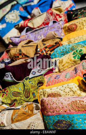 Des sacs colorés sur le marché Banque D'Images