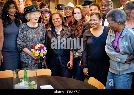 Amsterdam, Pays-Bas. 3e oct, 2014. La princesse Beatrix des Pays-Bas ouvre la Majoor Bosshardt Burgh à Amsterdam, Pays-Bas, 3 octobre 2014. Le bourg est un nouveau refuge de l'Armée du Salut (Leger des Heils) pour les sans-abri. L'Majoor Bosshardtburgh est situé sur l'Oude Armsteeg et est est à côté de l'ancienne maison où Majoor Bosshardt son travail commencé en 1951, à l'Wallen. Au nouveau burgh toutes les 36 personnes obtenir une chambre privée, entièrement axés sur les soins de la mauvaise santé physique des résidents. Photo : Patrick van Katwijk AUCUN SERVICE DE FIL/dpa/Alamy Live News Banque D'Images