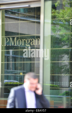 Canary Wharf, London, UK. 3e octobre 2014. Un homme passe devant le bâtiment Canary Wharf de JP Morgan Bank qui a eu 76 millions de comptes clients piraté. Crédit : Matthieu Chattle/Alamy Live News Banque D'Images