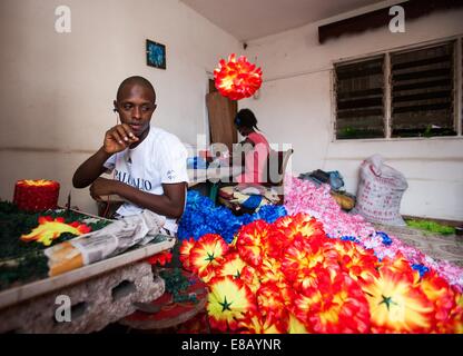 Dakar, Sénégal. Sep 24, 2014. Un travailleur fait des fleurs en plastique à l'usine d'une épicerie chinoise à Dakar, capitale du Sénégal, le 24 septembre, 2014. L'activité de vendeurs locaux chinois commence à la flèche un mois avant l'Aïd al-Adha, connue comme la Tabaski dans la langue locale de Wolof, comme sénégalais se préparer pour le festival le plus important de l'année sur 5 oct. © Li Jing/Xinhua/Alamy Live News Banque D'Images