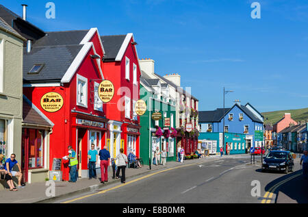 Commerces, bars et hôtels à Strand Street sur le front à Dingle, péninsule de Dingle, comté de Kerry, Irlande Banque D'Images