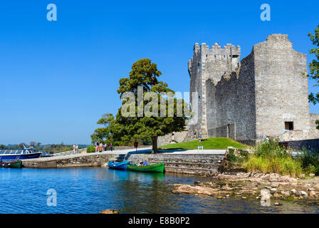 15thC Ross Castle sur les rives du lac Lough Leane, le Parc National de Killarney, comté de Kerry, Irlande Banque D'Images
