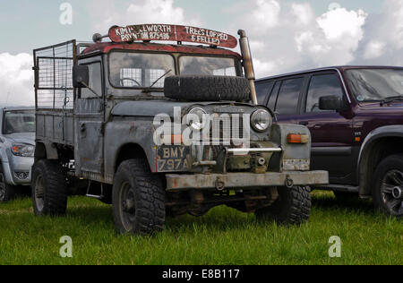 Vintage austin gypsy gypsy jeep in field Banque D'Images