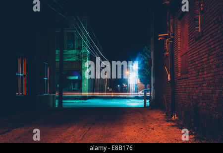 Ruelle sombre et light trails in Hanover, New York la nuit. Banque D'Images