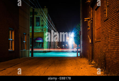 Ruelle sombre et light trails in Hanover, New York la nuit. Banque D'Images