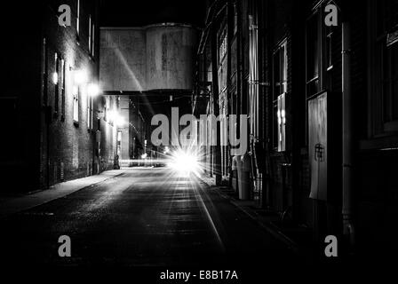 Ruelle sombre la nuit à Hanover, en Pennsylvanie. Banque D'Images