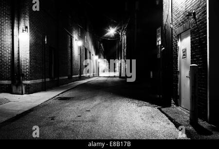 Ruelle sombre la nuit à Hanover, en Pennsylvanie. Banque D'Images