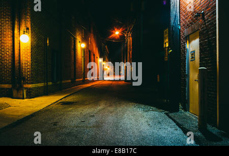 Ruelle sombre la nuit à Hanover, en Pennsylvanie. Banque D'Images