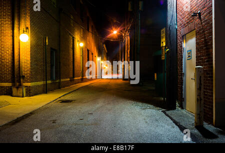 Ruelle sombre la nuit à Hanover, en Pennsylvanie. Banque D'Images