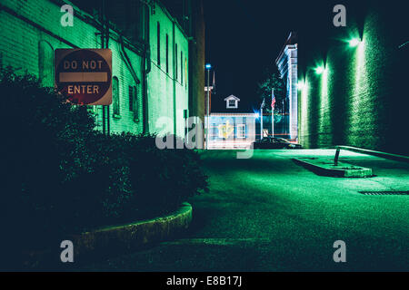 N'entrez pas de signer dans une ruelle sombre la nuit à Hanover, en Pennsylvanie. Banque D'Images