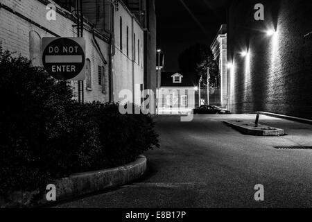 N'entrez pas de signer dans une ruelle sombre la nuit à Hanover, en Pennsylvanie. Banque D'Images