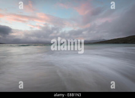 Coulant tide et ciel rose au crépuscule, Luskentyre beach, Isle of Harris, Hébrides extérieures, en Écosse Banque D'Images