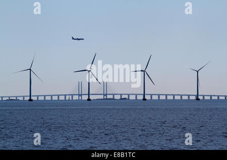 Éoliennes à Middelgrunden, parc éolien offshore en face du pont Øresund et d'un avion Qatar Airways qui approche l'aéroport de Copenhague sur Amager Banque D'Images