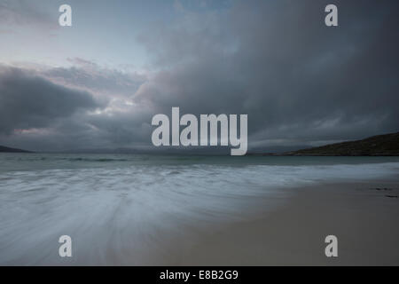 Ciel orageux dramatiques et fluide à marée Luskentyre beach, Isle of Harris, Hébrides extérieures, en Écosse Banque D'Images