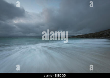 Ciel orageux dramatiques et fluide à marée Luskentyre beach, Isle of Harris, Hébrides extérieures, en Écosse Banque D'Images