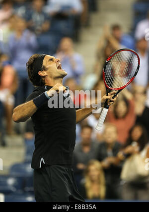 Roger Federer (SUI) célèbre sa victoire à l'US Open Championships 2014 en Nouvelle France. Banque D'Images