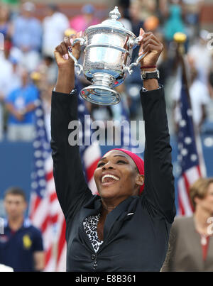 Serena Willams (USA) avec le trophée de l'US Open Championships 2014 à New York, USA. Banque D'Images