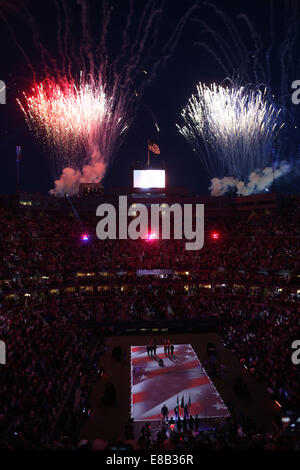 D'artifice lors de la cérémonie d'ouverture de l'US Open 2014, Arthur Ashe Stadium, New York, USA. Banque D'Images