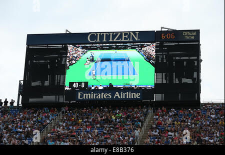 L'écran vidéo géant à l'US Open 2014, Billie Jean King National Tennis Center, Flushing Meadows, New York,USA Banque D'Images