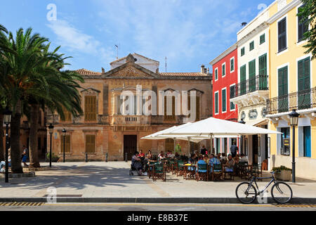 Café-restaurant de la Plaça d'Alfons, également connue sous le nom de Plaça des Palmeres, Ciutadella, Minorque, Espagne Banque D'Images