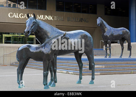 Famille de la Sculpture du cheval par Harry O'Hanlon, Ville édifice municipal, Calgary, Alberta, Canada Banque D'Images