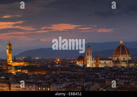 Santa Maria del Fiore Cathedral et Palazzo Vecchio (Vieux palais) la nuit à partir de la Piazzale Michelangelo, Florence, Toscane, Italie. Banque D'Images