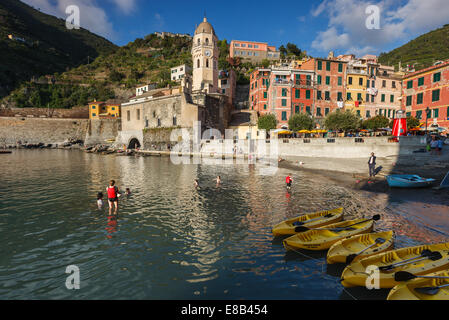 Vernazza dans la soirée, Cinque Terre (Cinq Terres), Parc National de Ligurie, Italie, Europe. Banque D'Images