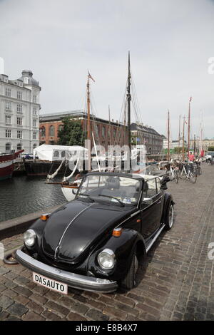 Un classique noir Volkswagen voiture à Nyhavn, Copenhague, Danemark. La plaque d'immatriculation unique comme 'AUTO' Banque D'Images