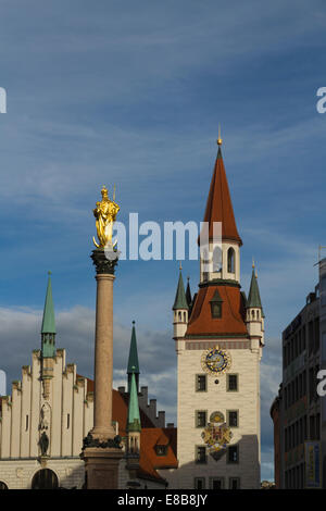 Colonne de Saint Mary's, et Tour de l'horloge du zodiaque, Marienplatz, Munich, Bavière, Allemagne, Europe. Banque D'Images