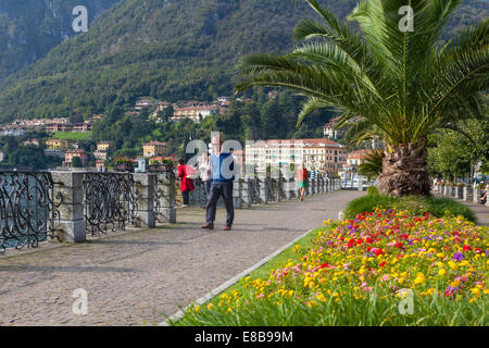 Les gens qui marchent le long de la promenade du front de lac, Menaggio, Lac de Côme, Lombardie, Italie Banque D'Images