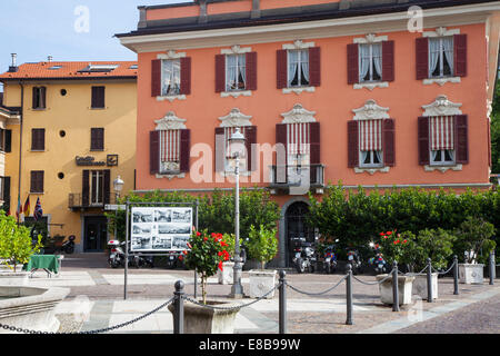 Place principale de Menaggio, Lac de Côme, Lombardie, Italie Banque D'Images