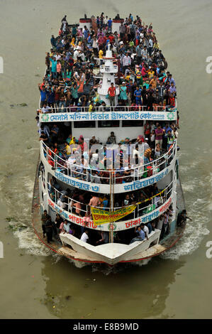 Le Bangladesh. 3 octobre, 2014. Un navire entièrement chargé avec des passagers en raison de la célébration de 'Eid ul Adha', où les gens voyagent avec leur amour ceux à leur endroit préféré pour célébrer l'événement. Credit : Mohammad Asad/Pacific Press/Alamy Live News Banque D'Images