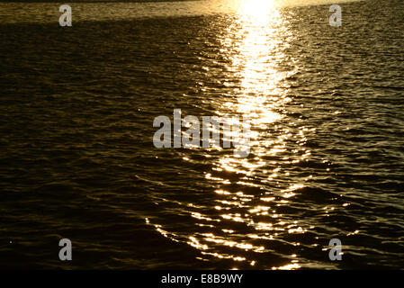 La réflexion du soleil sur l'eau Banque D'Images