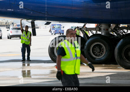 L'Aéroport International de Dulles, Virginie, USA. 2 octobre, 2014. Un British Airways Airbus A380 Super Jumbo arrive à l'aérogare de l'Aéroport Washington Dulles International Airport à Dulles, en Virginie, le 2 octobre 2014. Le débarquement marque le début des A380 de British Airways entre Londres et Washington. Credit : Kristoffer Tripplaar/Alamy Live News Banque D'Images