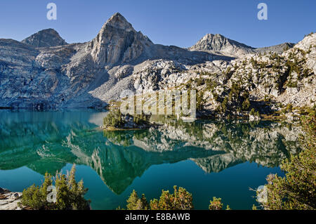 Reflet de la belle dame en montagne Rae Lake dans le Parc National Kings Canyon Banque D'Images