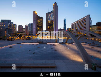 Nouvel hôtel de ville et Nathan Phillips Square, au centre-ville de Toronto, Ontario, Canada. Banque D'Images