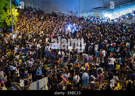 Hong Kong. 3 octobre, 2014. Foule surround et confronter un Pro-Beijing.partisan manifestants étudiants pro-démocratie pendant 6 nuit (3e/4e) de l'asseoir dans le conseil législatif.Outside building.3 Octobre 2014 Crédit : Date-04.10.14 Jayne Russell/Alamy Live News Banque D'Images