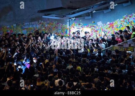 Hong Kong. 3 octobre, 2014. Foule surround et confronter un Pro-Beijing.partisan manifestants étudiants pro-démocratie pendant 6 nuit (3e/4e) de l'asseoir dans le conseil législatif.Outside building.3 Octobre 2014 Crédit : Date-04.10.14 Jayne Russell/Alamy Live News Banque D'Images